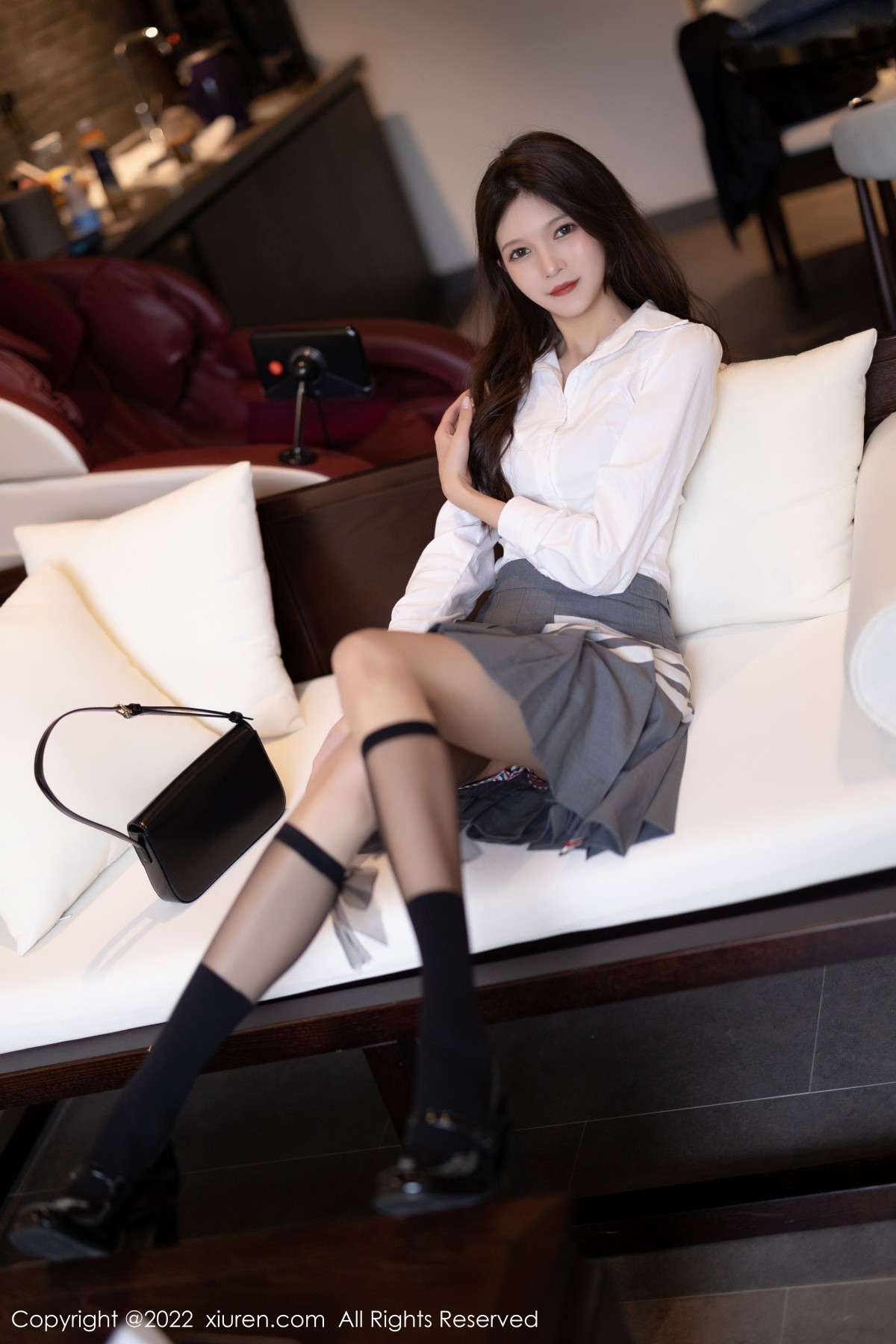 xgyw.top_XiuRen第4933期_模特程程程厦门旅拍户外简约白T配灰短裙露黑丝腿袜性感写真75P