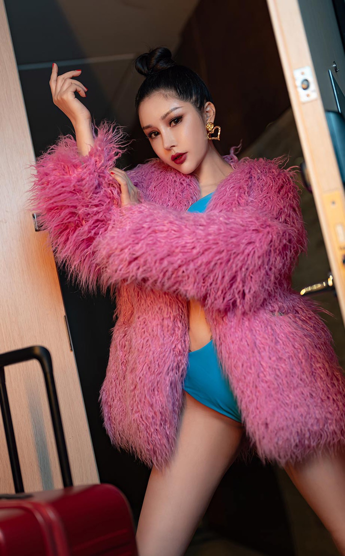 xgyw.top_[Ugirls爱尤物]No.2323_模特田冰冰私房粉色绒毛服饰下性感比基尼秀完美身材诱惑写真35P