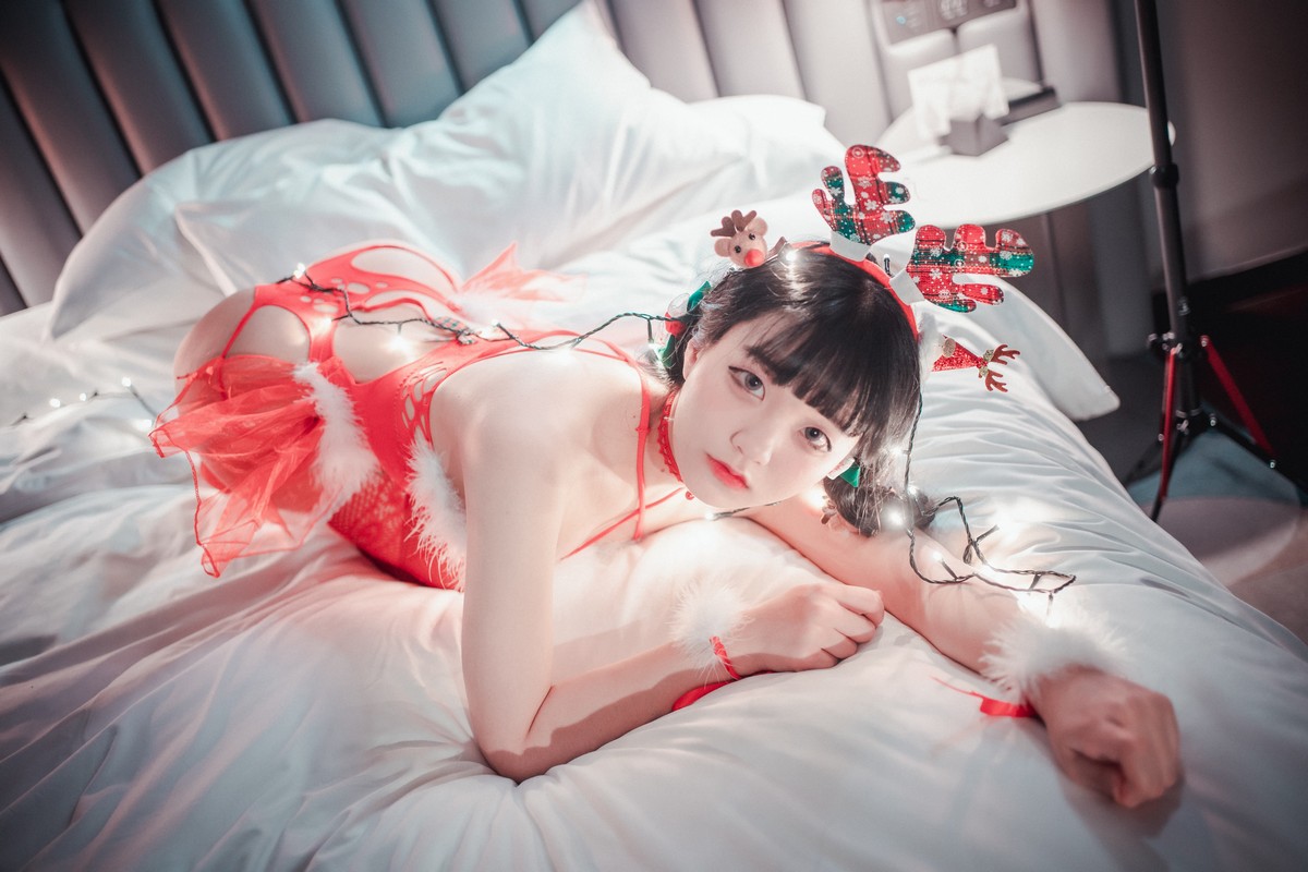 xgyw.top_[DJAWA]No.010_模特ZIA_Christmas Special主题私房红色缕空服饰惹火诱惑写真83P