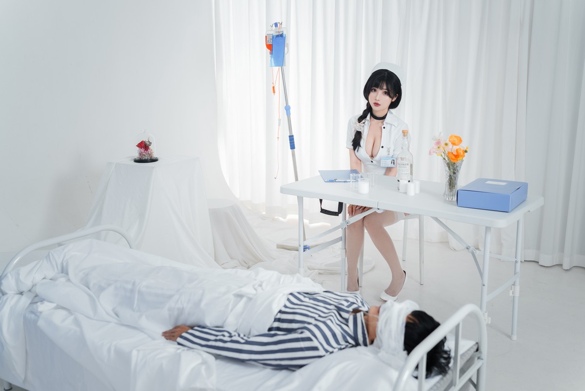 xgyw.top_网络美女rioko凉凉子采集室实习护士主题性感白色蕾丝内衣配白丝吊袜诱惑写真48P
