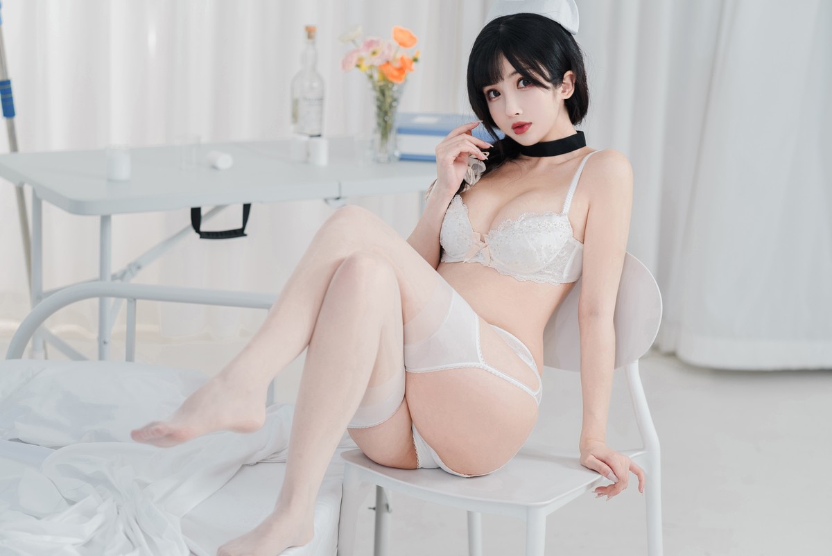 xgyw.top_网络美女rioko凉凉子采集室实习护士主题性感白色蕾丝内衣配白丝吊袜诱惑写真48P