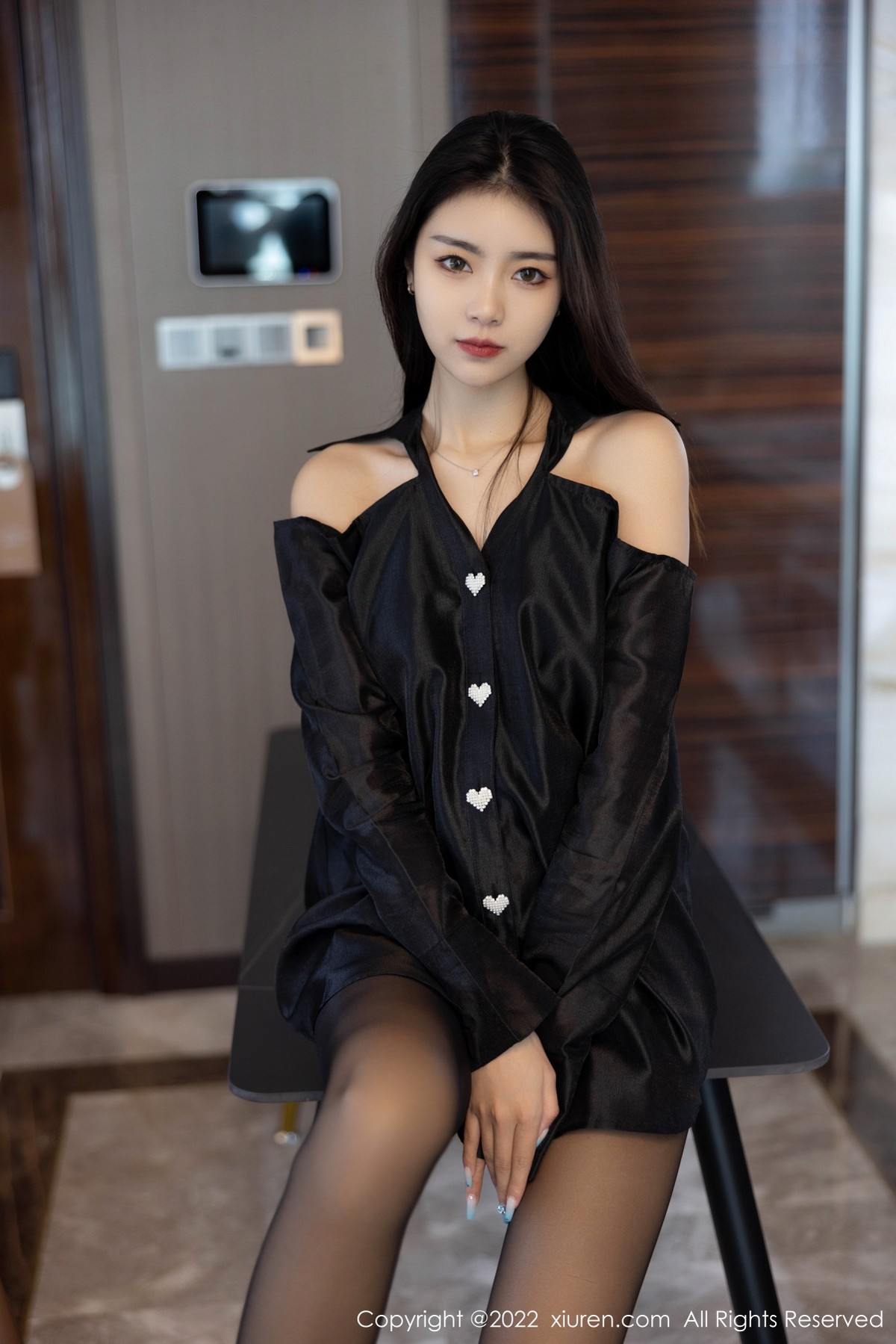 xgyw.top_XiuRen第4940期_模特可乐Vicky私房粉红色吊带裙 黑色服饰配超薄黑丝诱惑写真51P