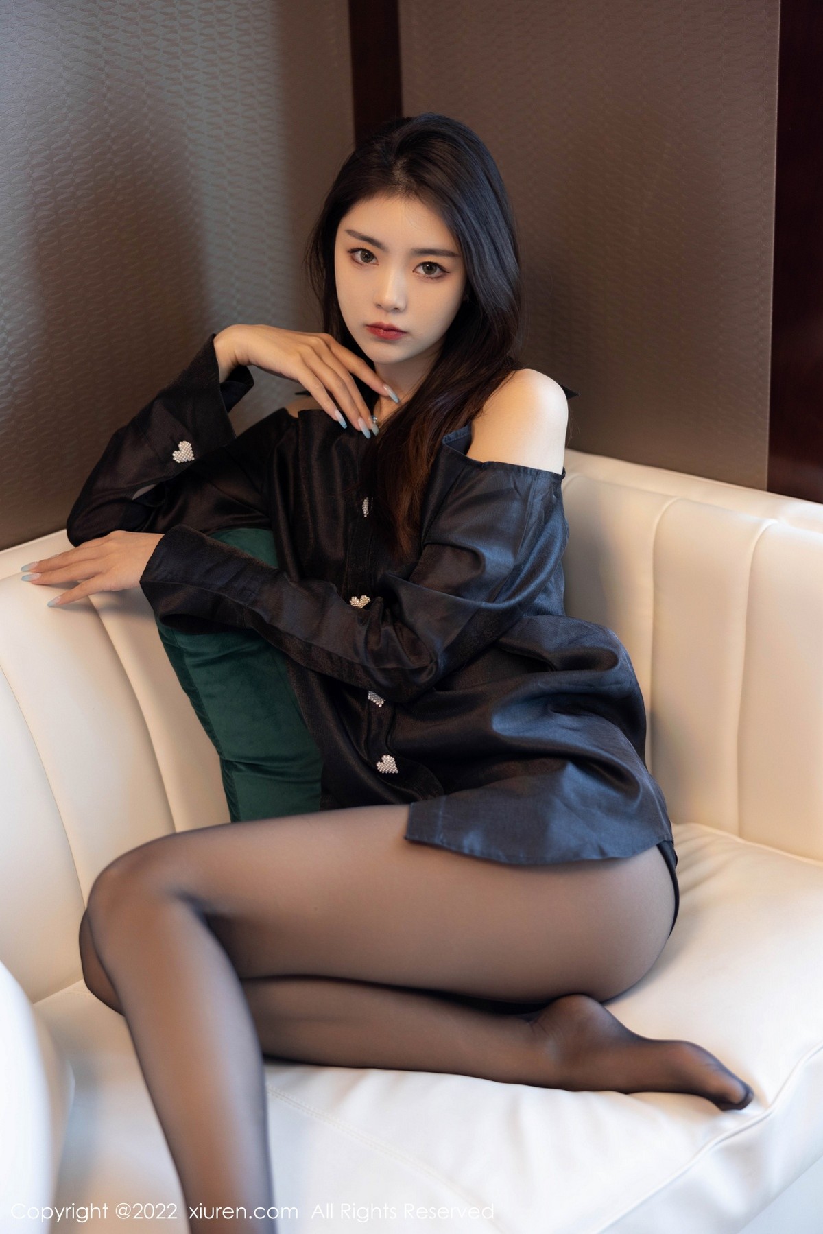 xgyw.top_XiuRen第4940期_模特可乐Vicky私房粉红色吊带裙 黑色服饰配超薄黑丝诱惑写真51P