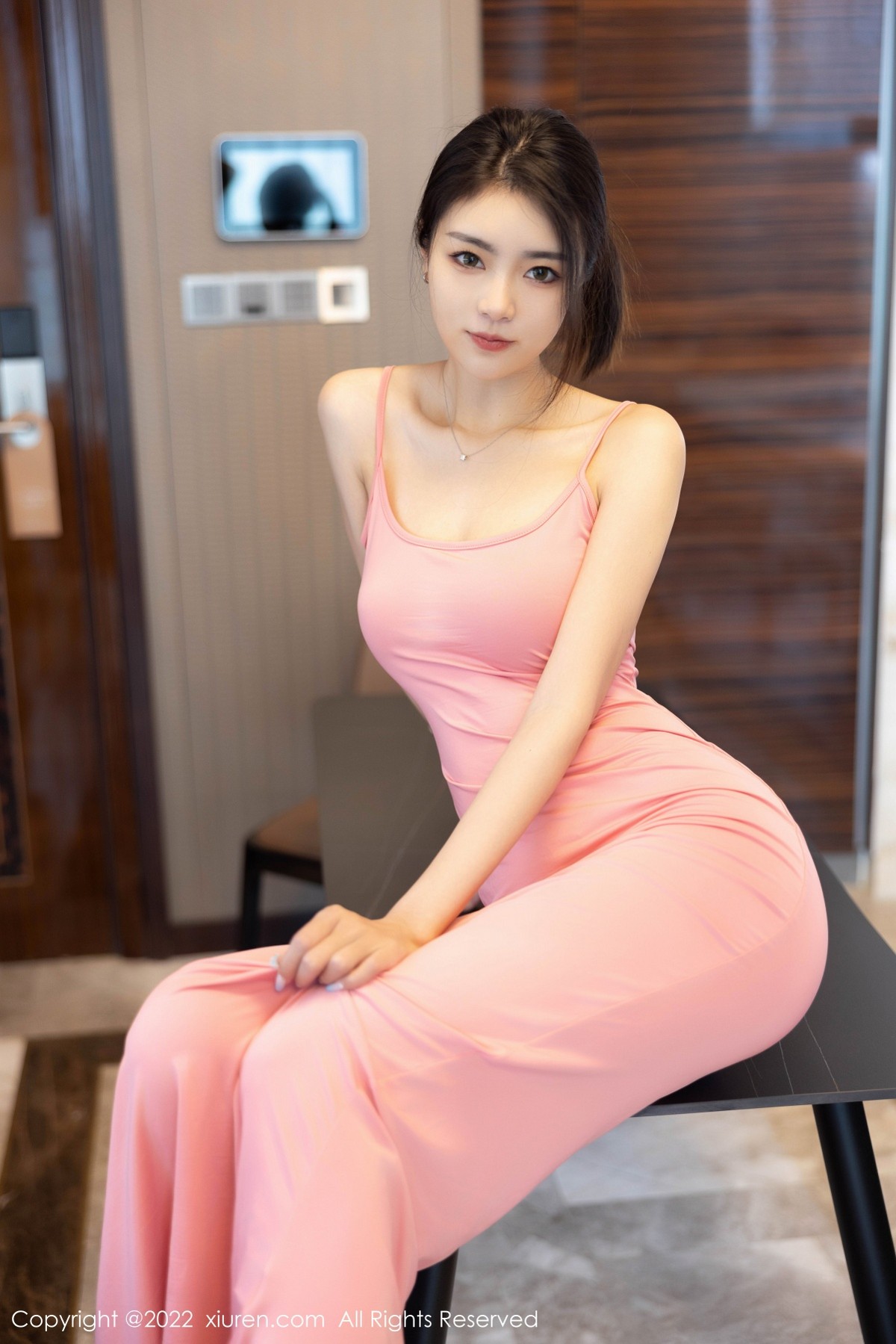 xgyw.top_XiuRen第4940期_模特可乐Vicky私房粉红色吊带裙 黑色服饰配超薄黑丝诱惑写真51P