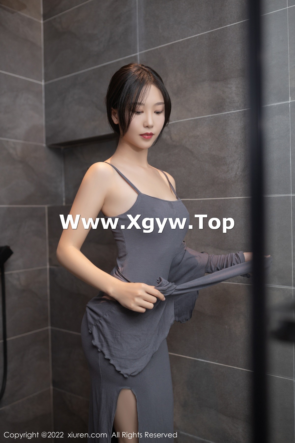 xgyw.top_XiuRen第4938期_模特利世浴室场景性感蓝灰色吊带长裙湿身秀惹火身材诱惑写真77P