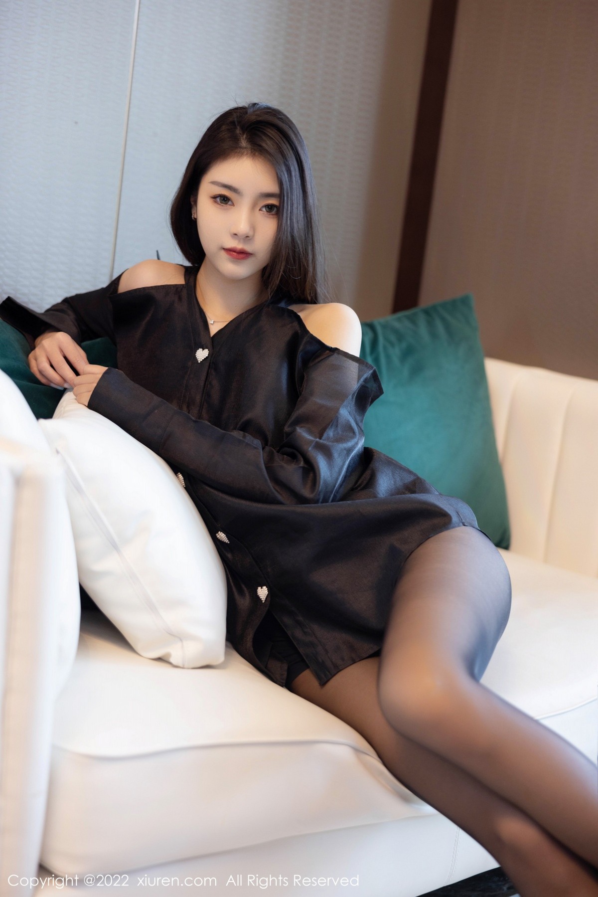 xgyw.top_XiuRen第4940期_模特可乐Vicky私房粉红色吊带裙 黑色服饰配超薄黑丝诱惑写真51P