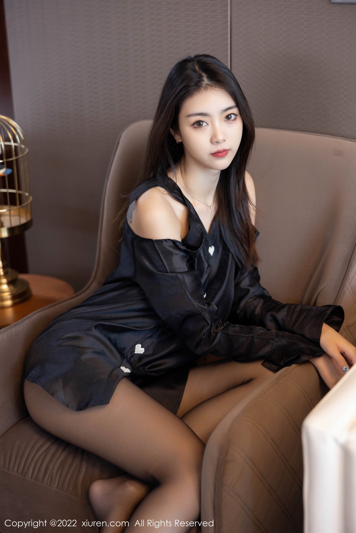 xgyw.top_XiuRen第4940期_模特可乐Vicky私房粉红色吊带裙 黑色服饰配超薄黑丝诱惑写真51P