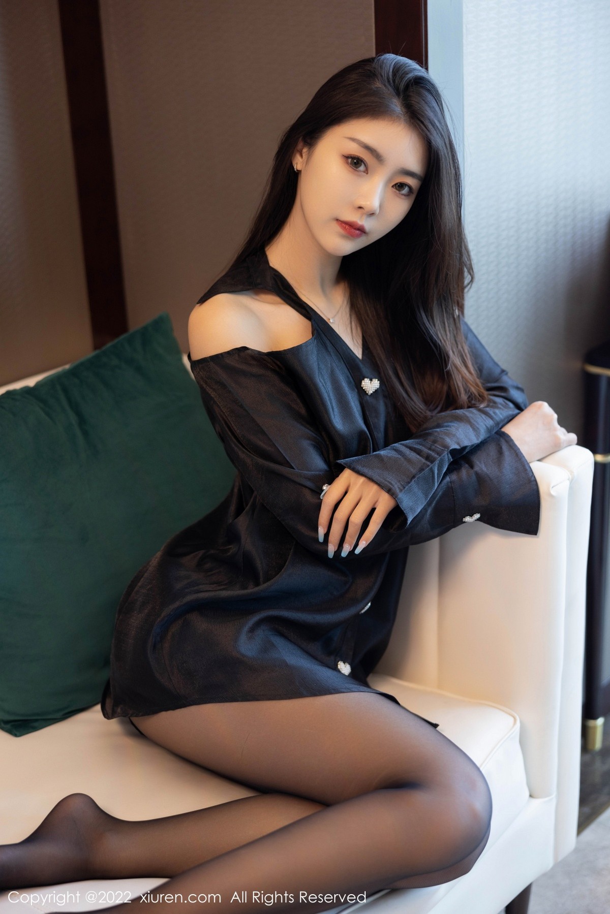 xgyw.top_XiuRen第4940期_模特可乐Vicky私房粉红色吊带裙 黑色服饰配超薄黑丝诱惑写真51P