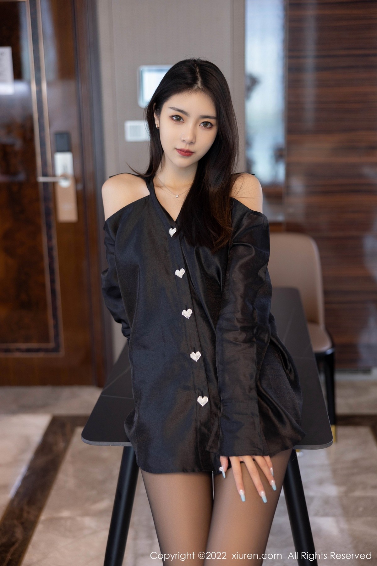 xgyw.top_XiuRen第4940期_模特可乐Vicky私房粉红色吊带裙 黑色服饰配超薄黑丝诱惑写真51P