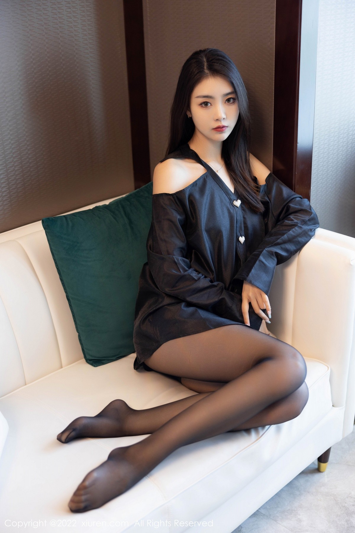 xgyw.top_XiuRen第4940期_模特可乐Vicky私房粉红色吊带裙 黑色服饰配超薄黑丝诱惑写真51P