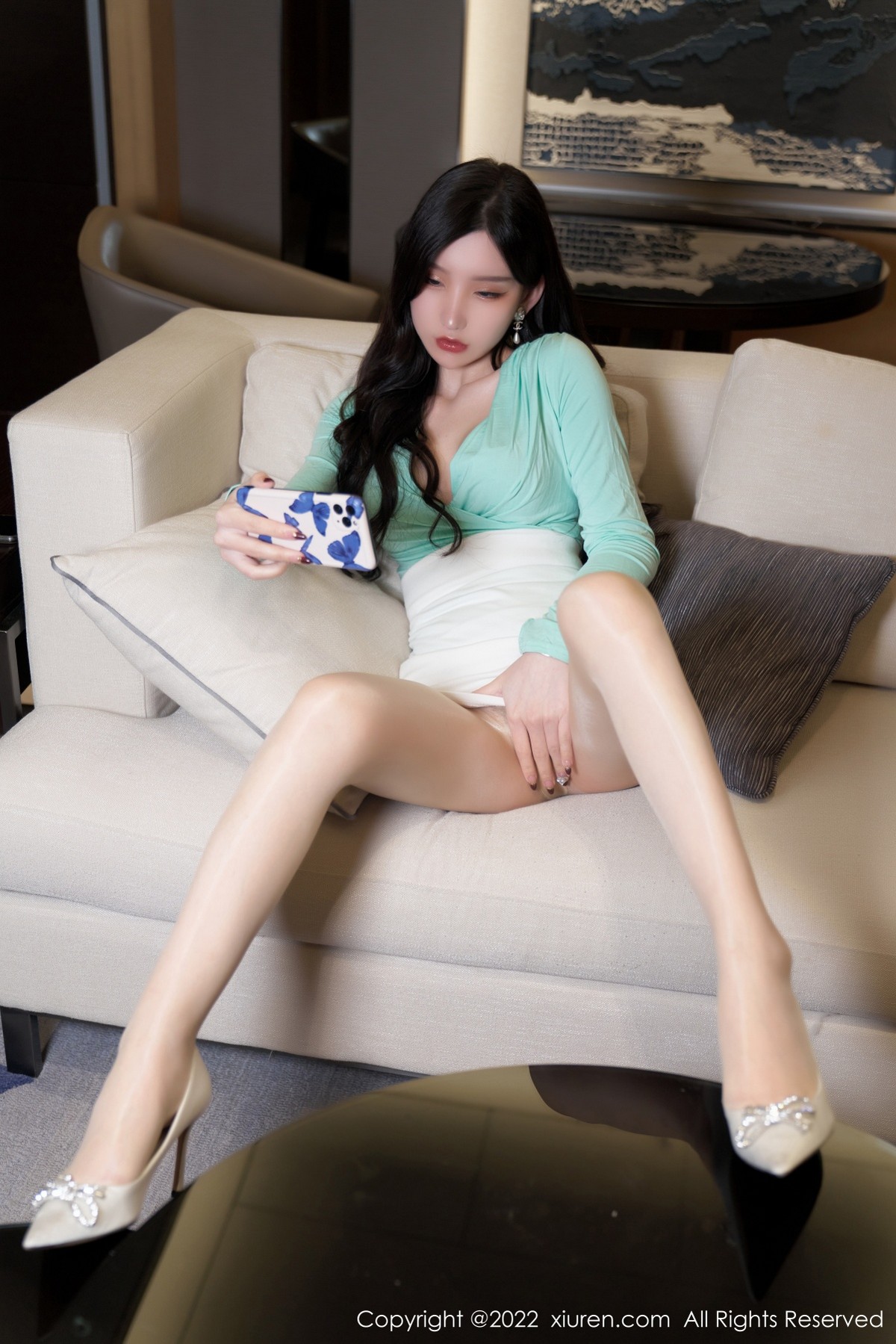 xgyw.top_XiuRen第4951期_女神周于希Sally私房白色短裙下闪亮无内肉丝秀翘臀美腿诱惑写真84P