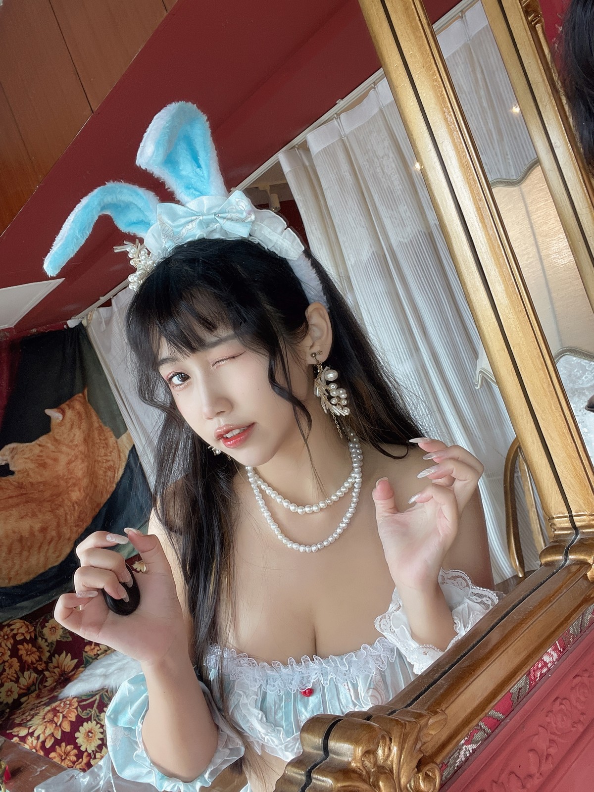 xgyw.top_人气Coser不呆猫兔子女友主题私房白色薄纱露性感内衣配白色蕾丝袜诱惑写真55P