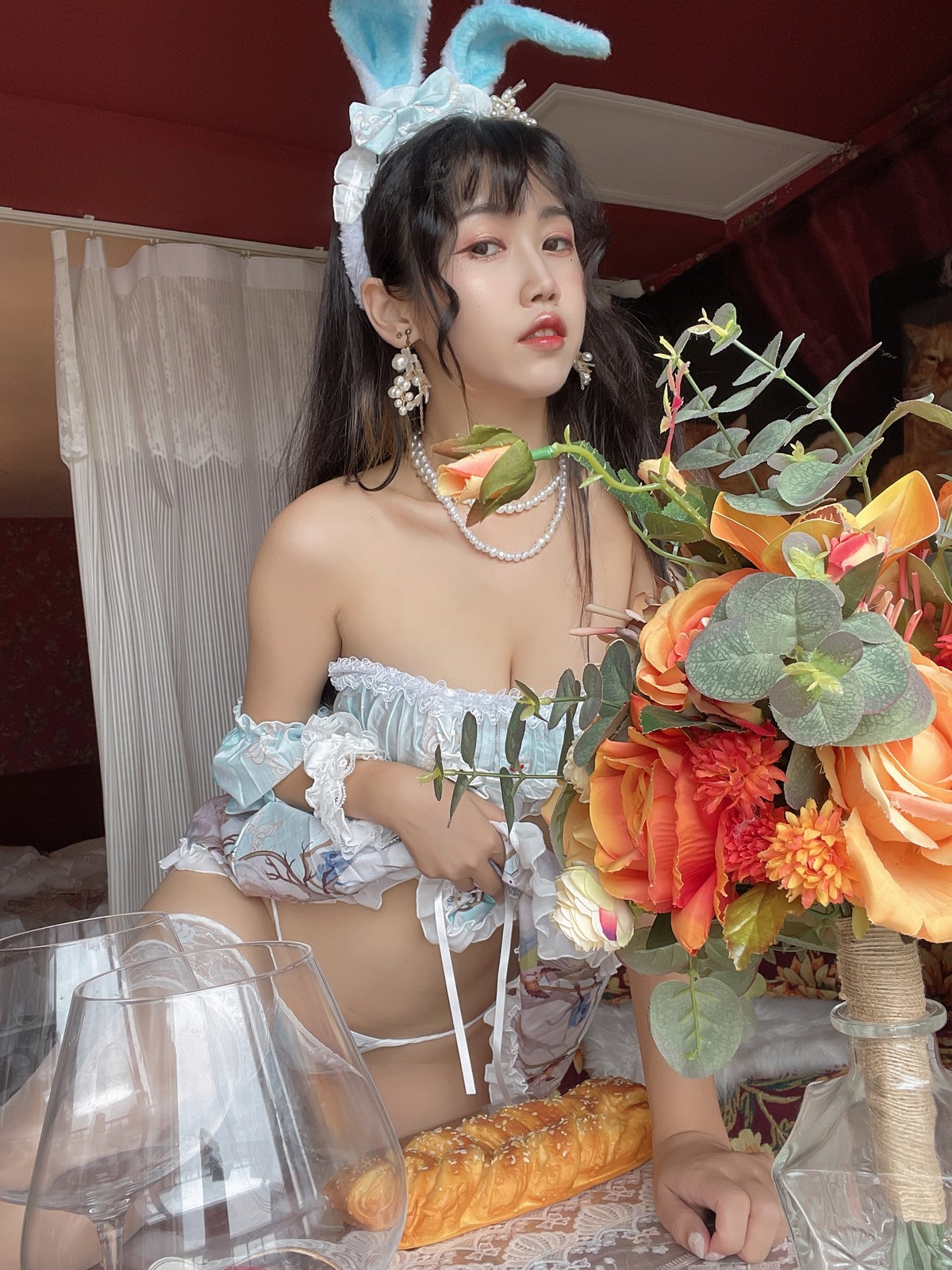 xgyw.top_人气Coser不呆猫兔子女友主题私房白色薄纱露性感内衣配白色蕾丝袜诱惑写真55P