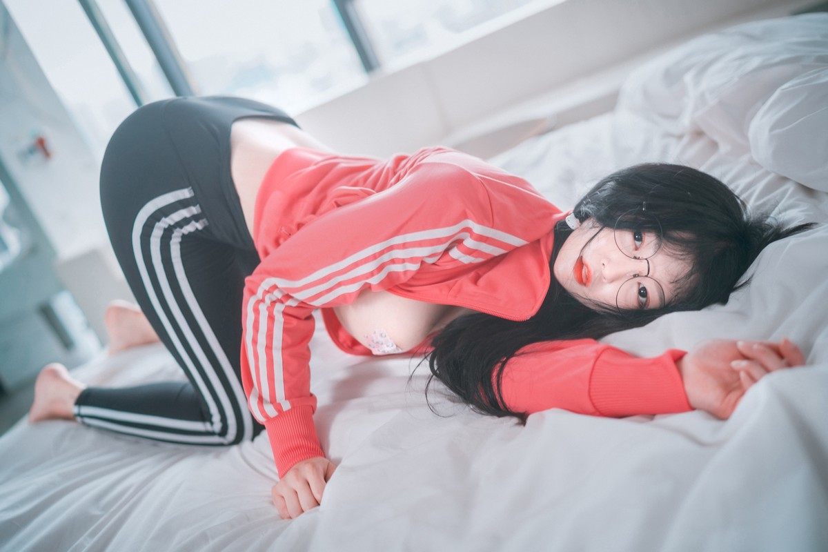 xgyw.top_[DJAWA]No.015_模特Aram_Hot Pink Jersey主题脱性感运动装露翘臀美腿诱惑写真81P