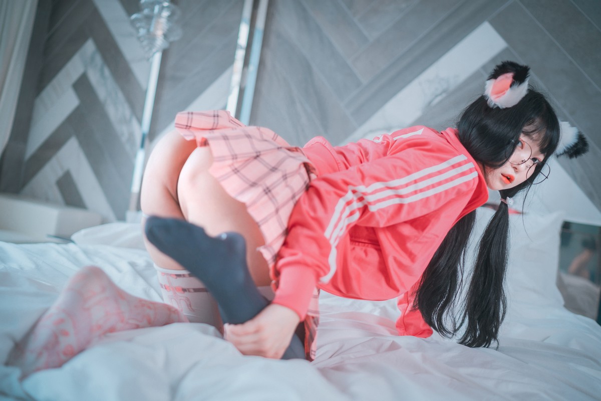 xgyw.top_[DJAWA]No.015_模特Aram_Hot Pink Jersey主题脱性感运动装露翘臀美腿诱惑写真81P
