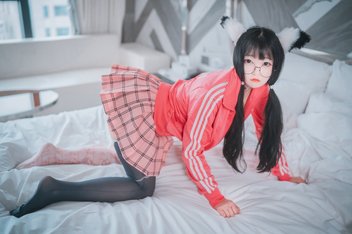 xgyw.top_[DJAWA]No.015_模特Aram_Hot Pink Jersey主题脱性感运动装露翘臀美腿诱惑写真81P