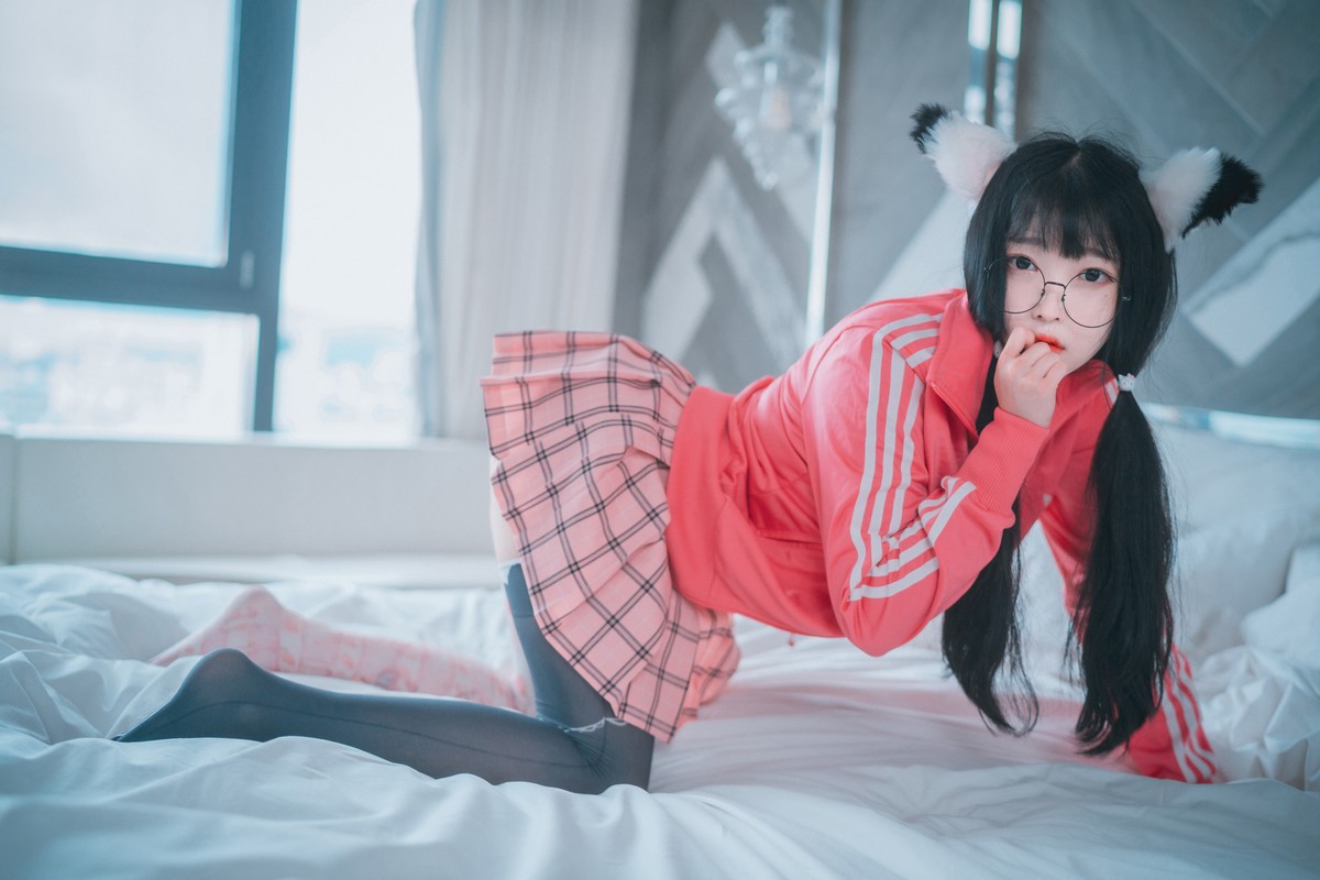 xgyw.top_[DJAWA]No.015_模特Aram_Hot Pink Jersey主题脱性感运动装露翘臀美腿诱惑写真81P