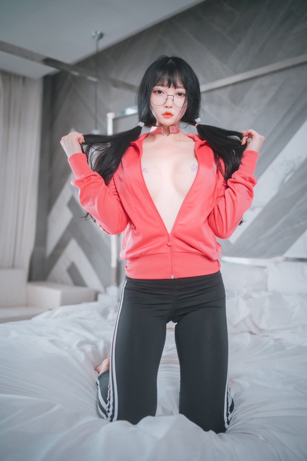 xgyw.top_[DJAWA]No.015_模特Aram_Hot Pink Jersey主题脱性感运动装露翘臀美腿诱惑写真81P