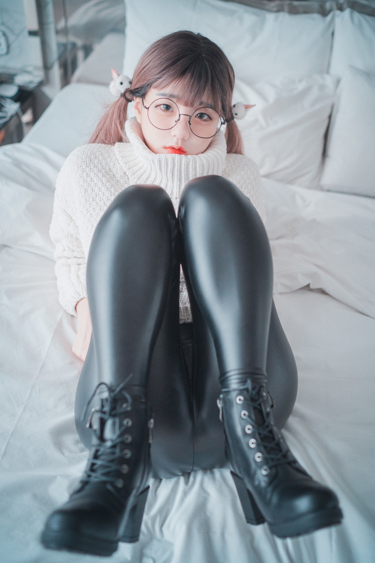 xgyw.top_[DJAWA]No.016_模特Jenny_Loose and Tight White主题脱皮长裤露翘臀美腿诱惑写真42P
