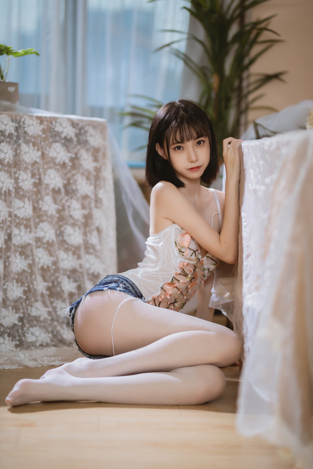 xgyw.top_网络美女许岚LAN纯欲牛仔短裤主题私房脱牛仔短裤露白丝网袜秀美腿诱惑写真40P
