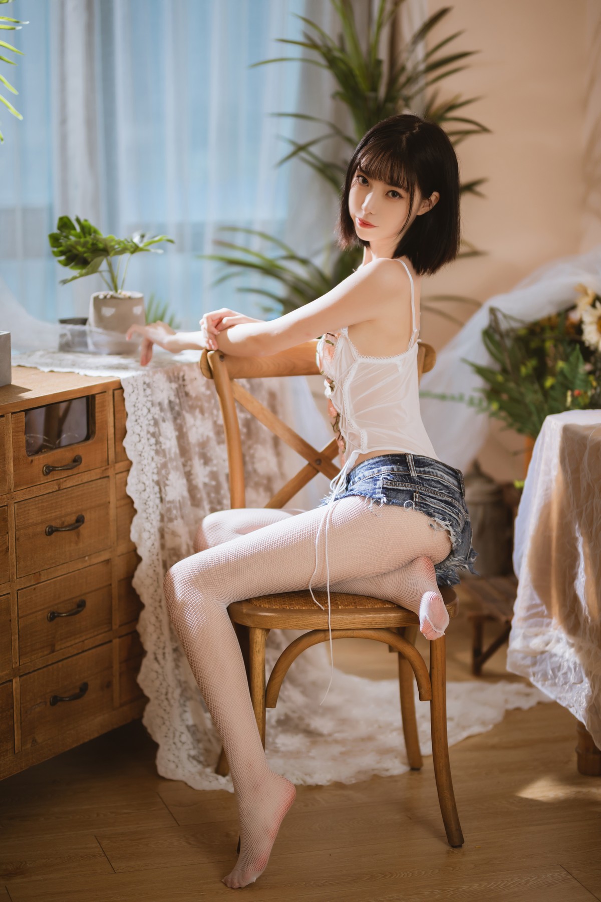 xgyw.top_网络美女许岚LAN纯欲牛仔短裤主题私房脱牛仔短裤露白丝网袜秀美腿诱惑写真40P