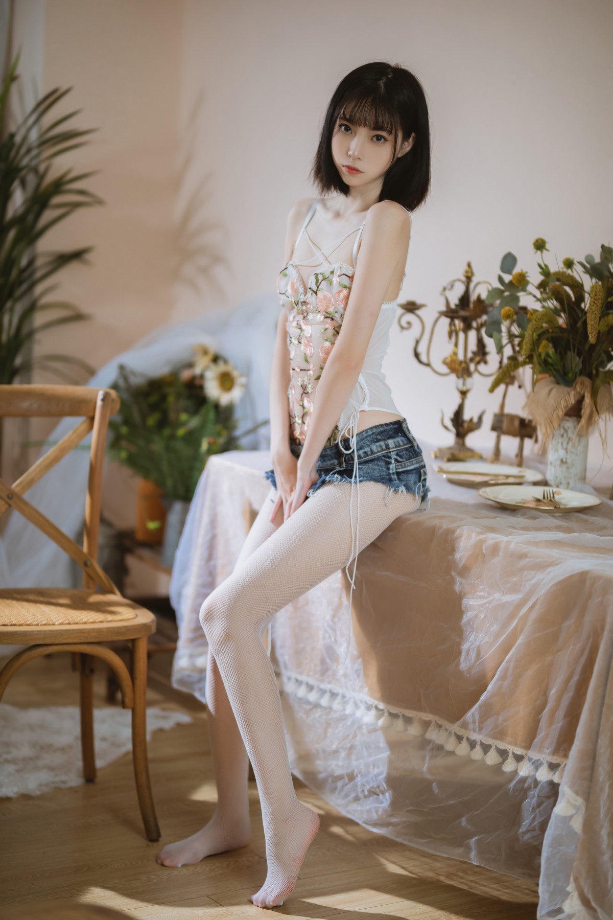 xgyw.top_网络美女许岚LAN纯欲牛仔短裤主题私房脱牛仔短裤露白丝网袜秀美腿诱惑写真40P