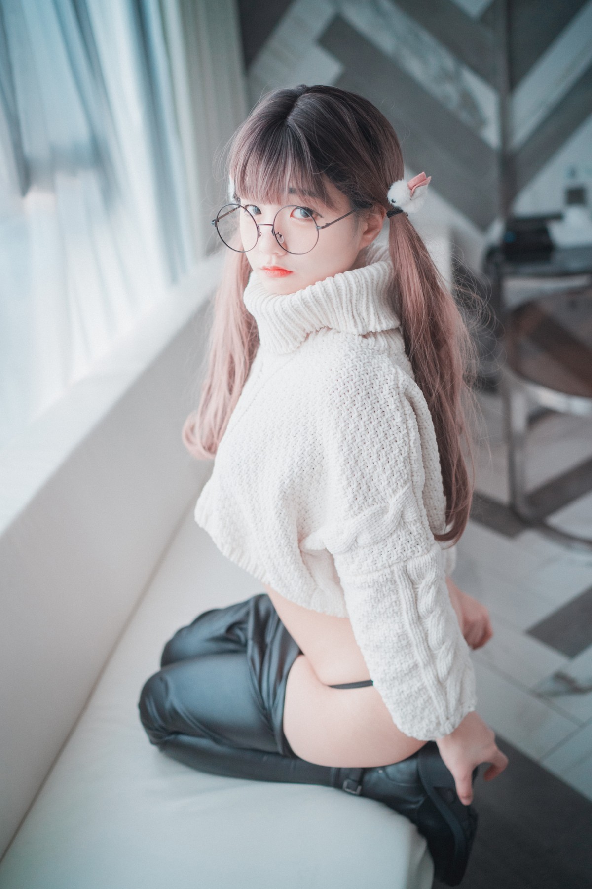 xgyw.top_[DJAWA]No.016_模特Jenny_Loose and Tight White主题脱皮长裤露翘臀美腿诱惑写真42P
