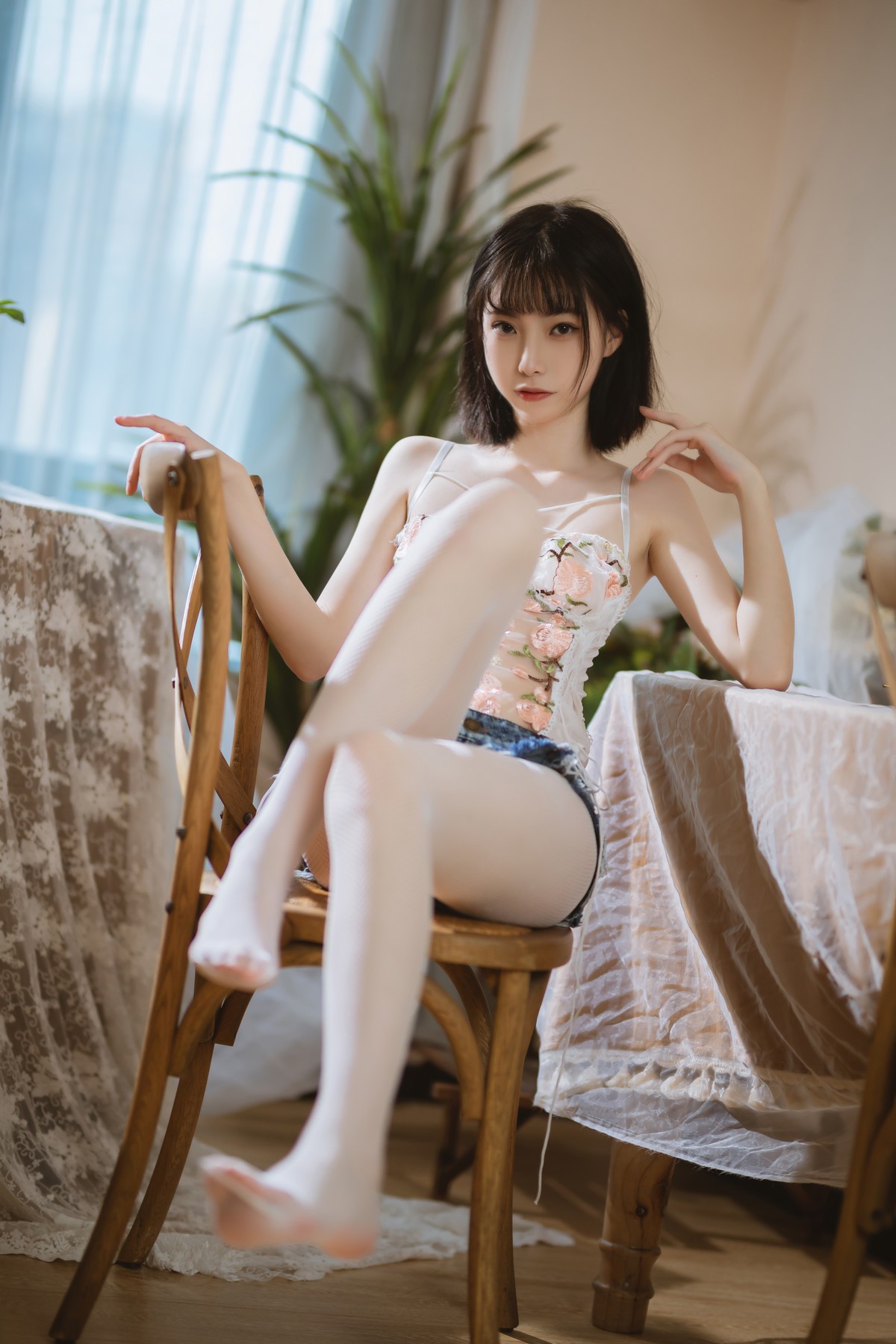 xgyw.top_网络美女许岚LAN纯欲牛仔短裤主题私房脱牛仔短裤露白丝网袜秀美腿诱惑写真40P
