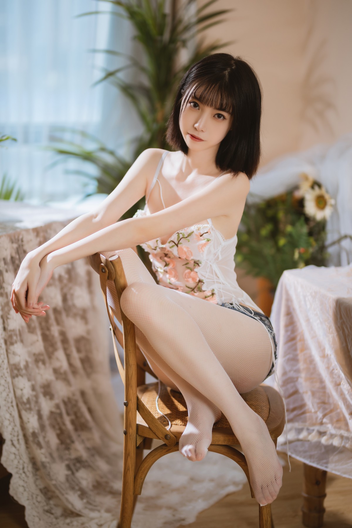 xgyw.top_网络美女许岚LAN纯欲牛仔短裤主题私房脱牛仔短裤露白丝网袜秀美腿诱惑写真40P