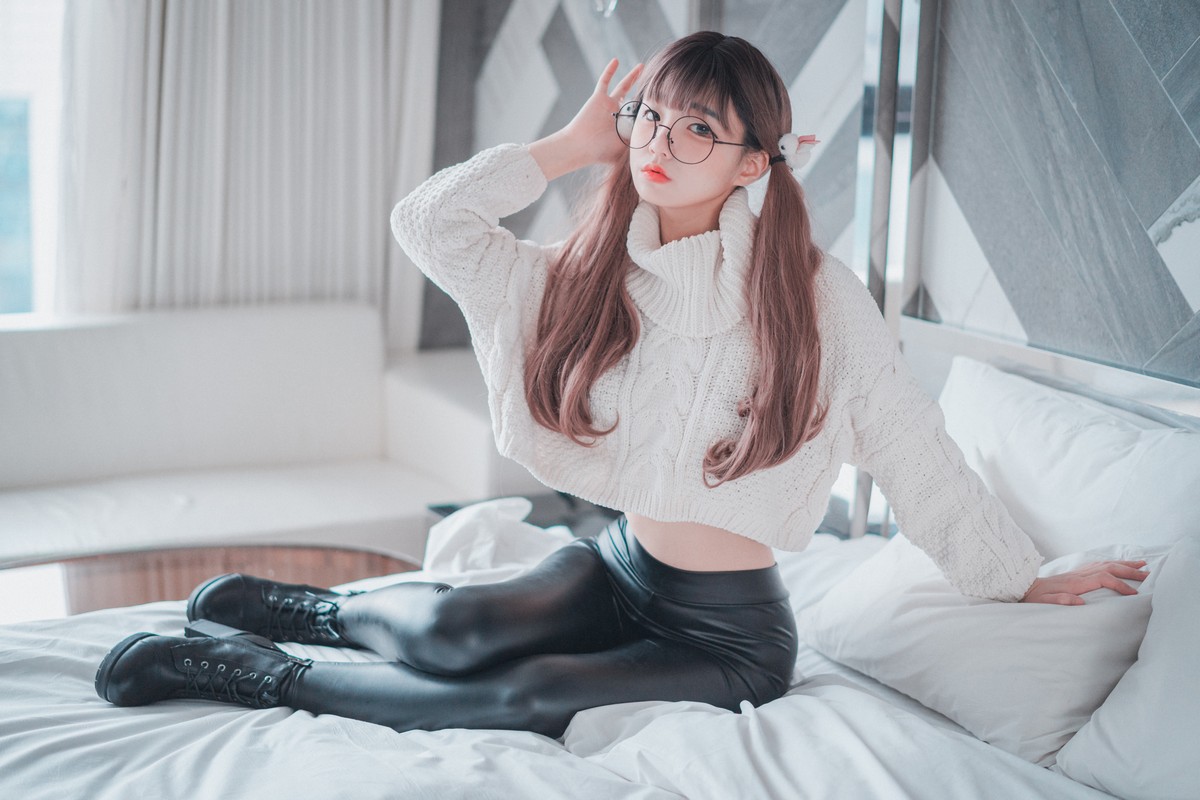 xgyw.top_[DJAWA]No.016_模特Jenny_Loose and Tight White主题脱皮长裤露翘臀美腿诱惑写真42P