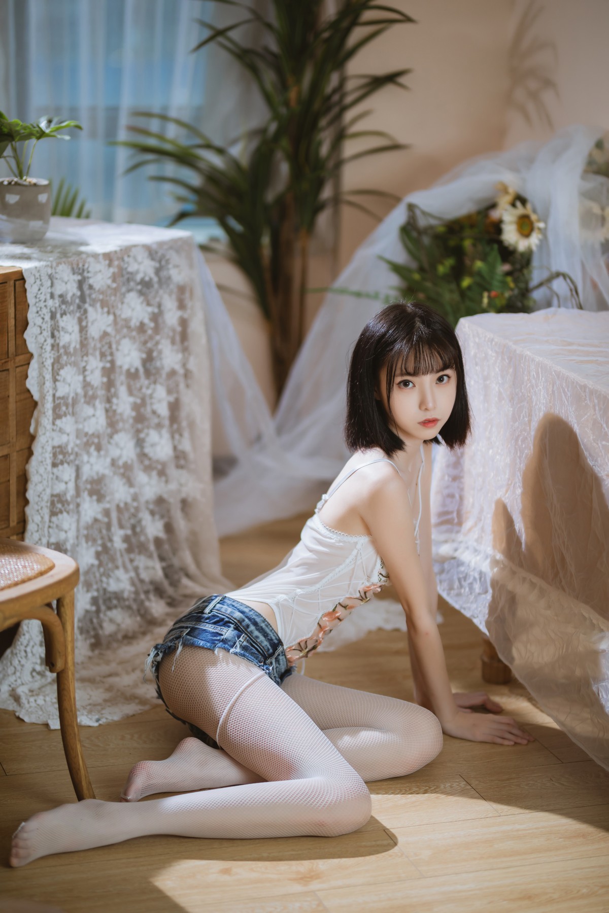 xgyw.top_网络美女许岚LAN纯欲牛仔短裤主题私房脱牛仔短裤露白丝网袜秀美腿诱惑写真40P