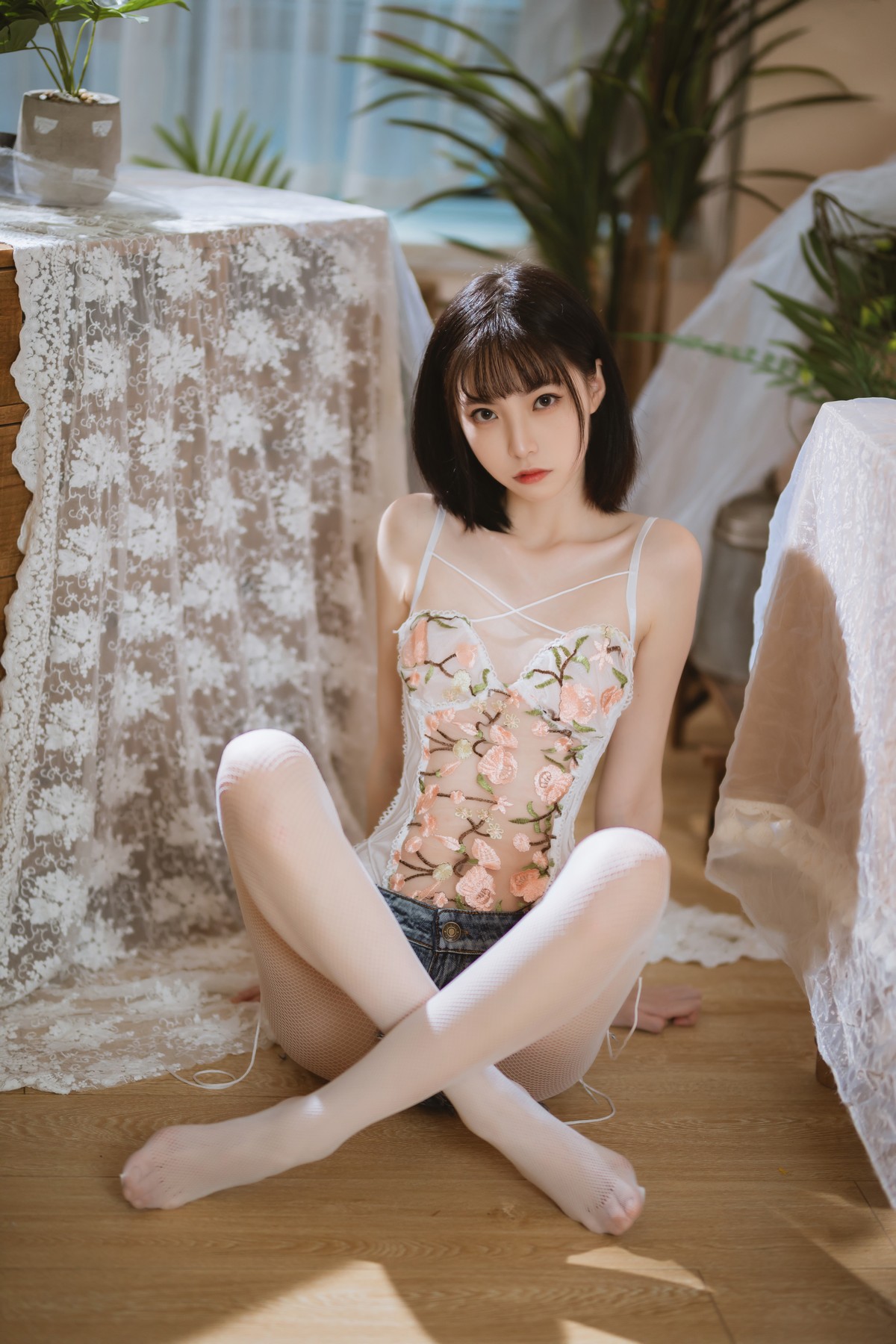 xgyw.top_网络美女许岚LAN纯欲牛仔短裤主题私房脱牛仔短裤露白丝网袜秀美腿诱惑写真40P