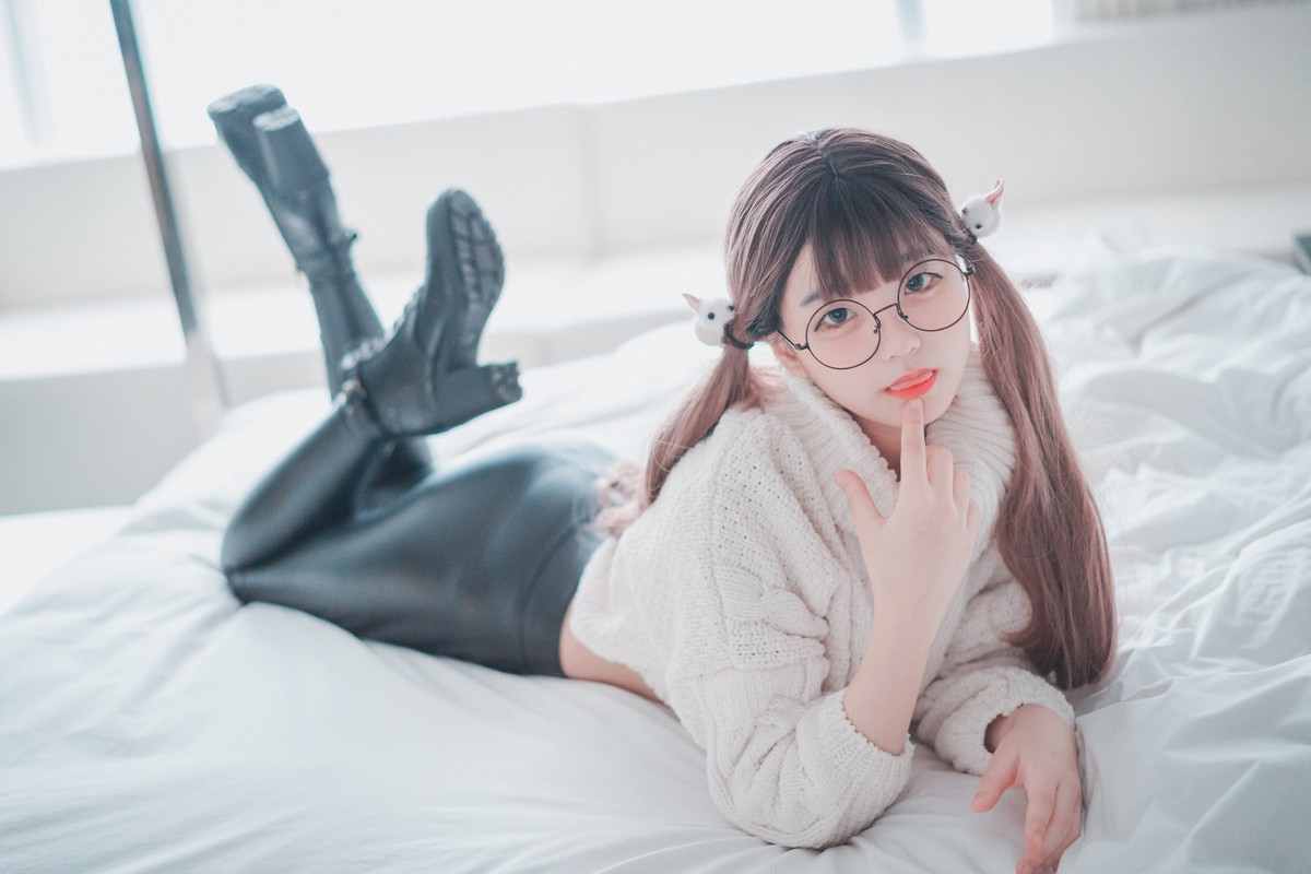 xgyw.top_[DJAWA]No.016_模特Jenny_Loose and Tight White主题脱皮长裤露翘臀美腿诱惑写真42P