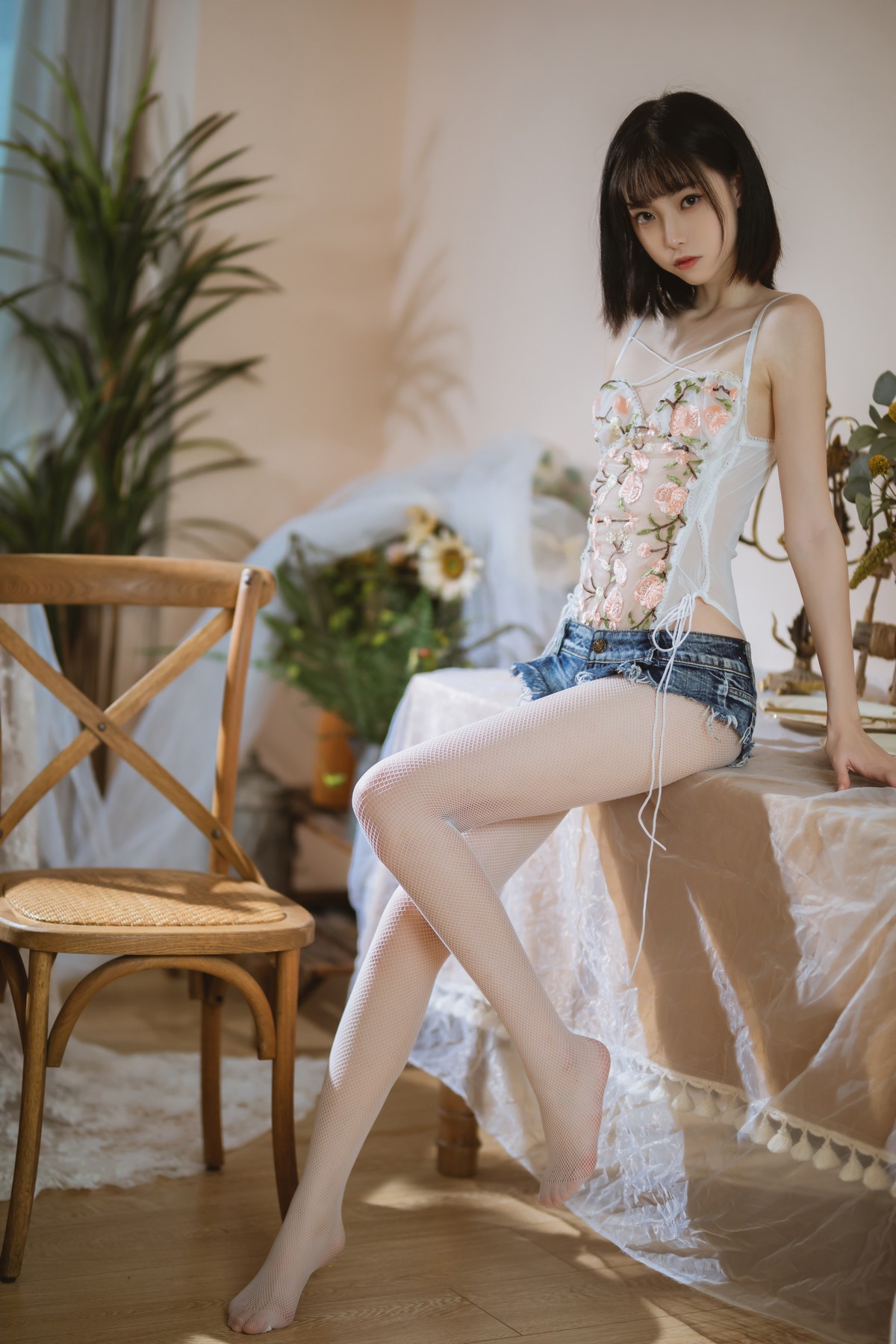 xgyw.top_网络美女许岚LAN纯欲牛仔短裤主题私房脱牛仔短裤露白丝网袜秀美腿诱惑写真40P