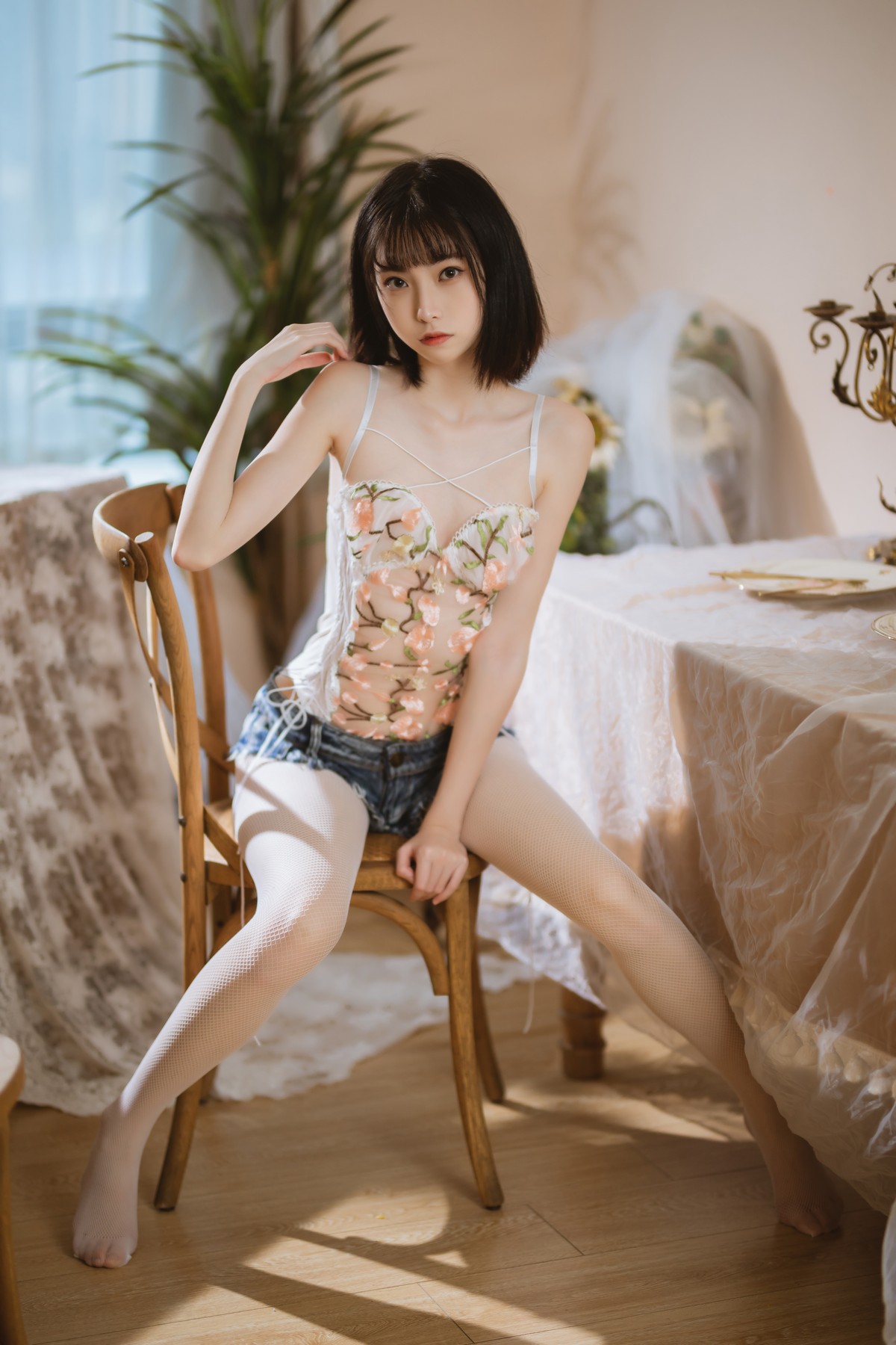 xgyw.top_网络美女许岚LAN纯欲牛仔短裤主题私房脱牛仔短裤露白丝网袜秀美腿诱惑写真40P