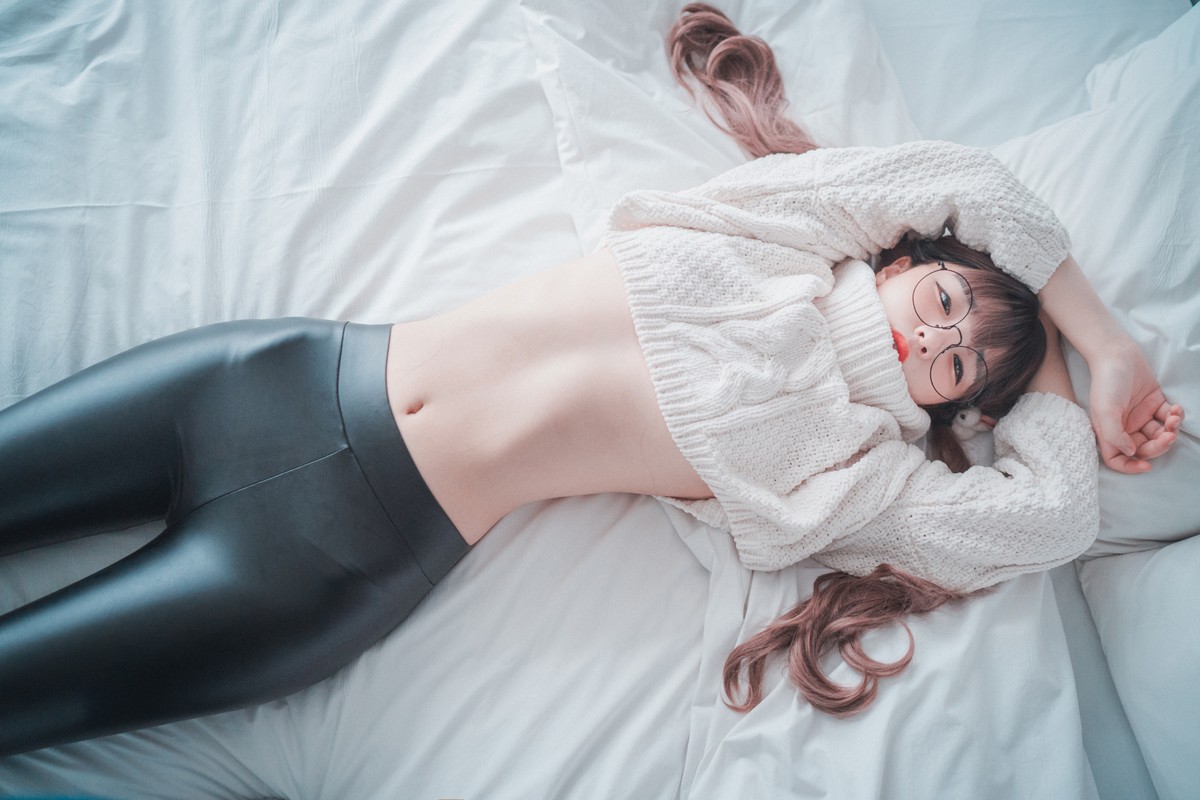 xgyw.top_[DJAWA]No.016_模特Jenny_Loose and Tight White主题脱皮长裤露翘臀美腿诱惑写真42P