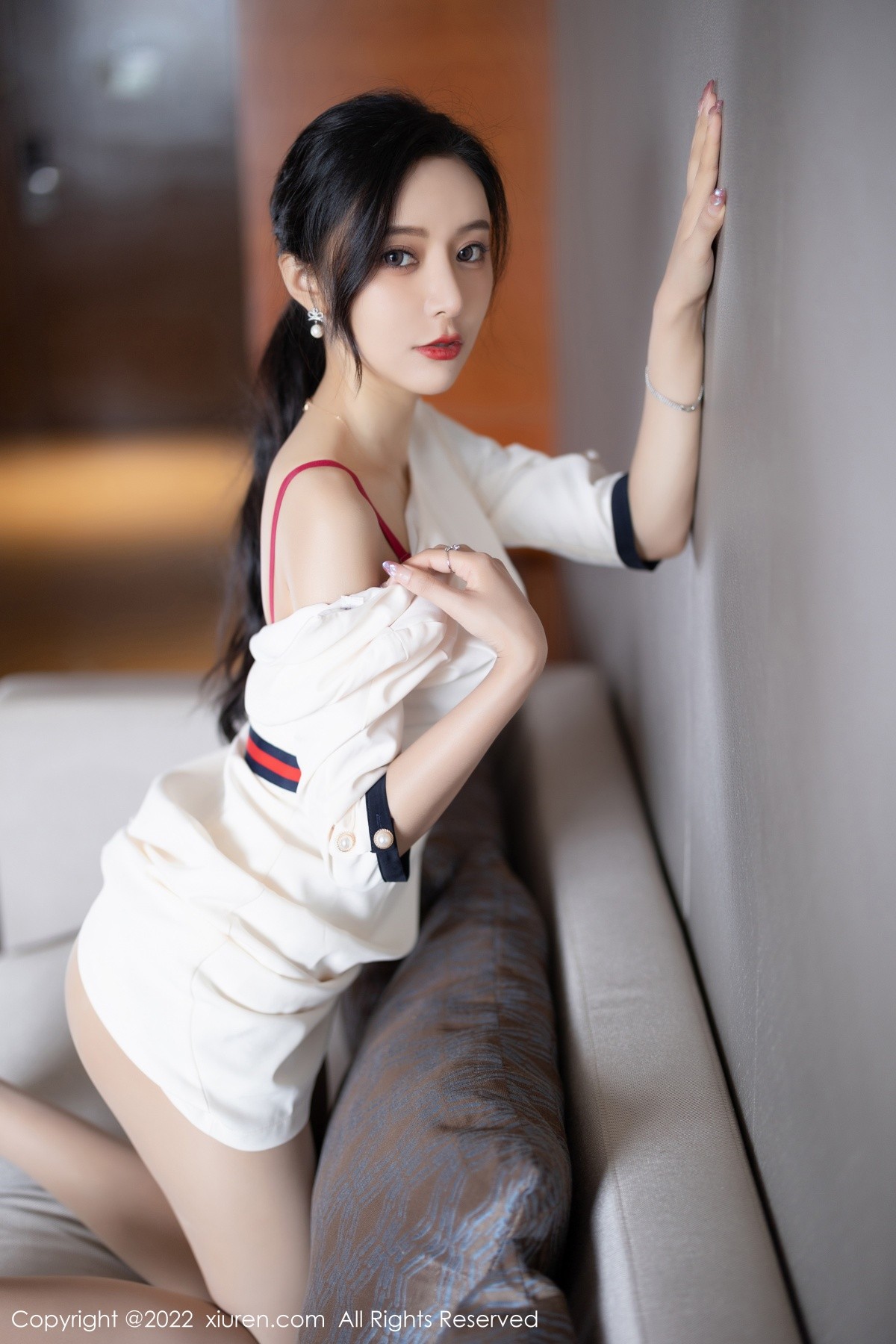 xgyw.top_XiuRen第4963期_女神王馨瑶yanni白色连衣短裙露红色内衣配原色丝袜诱惑写真71P
