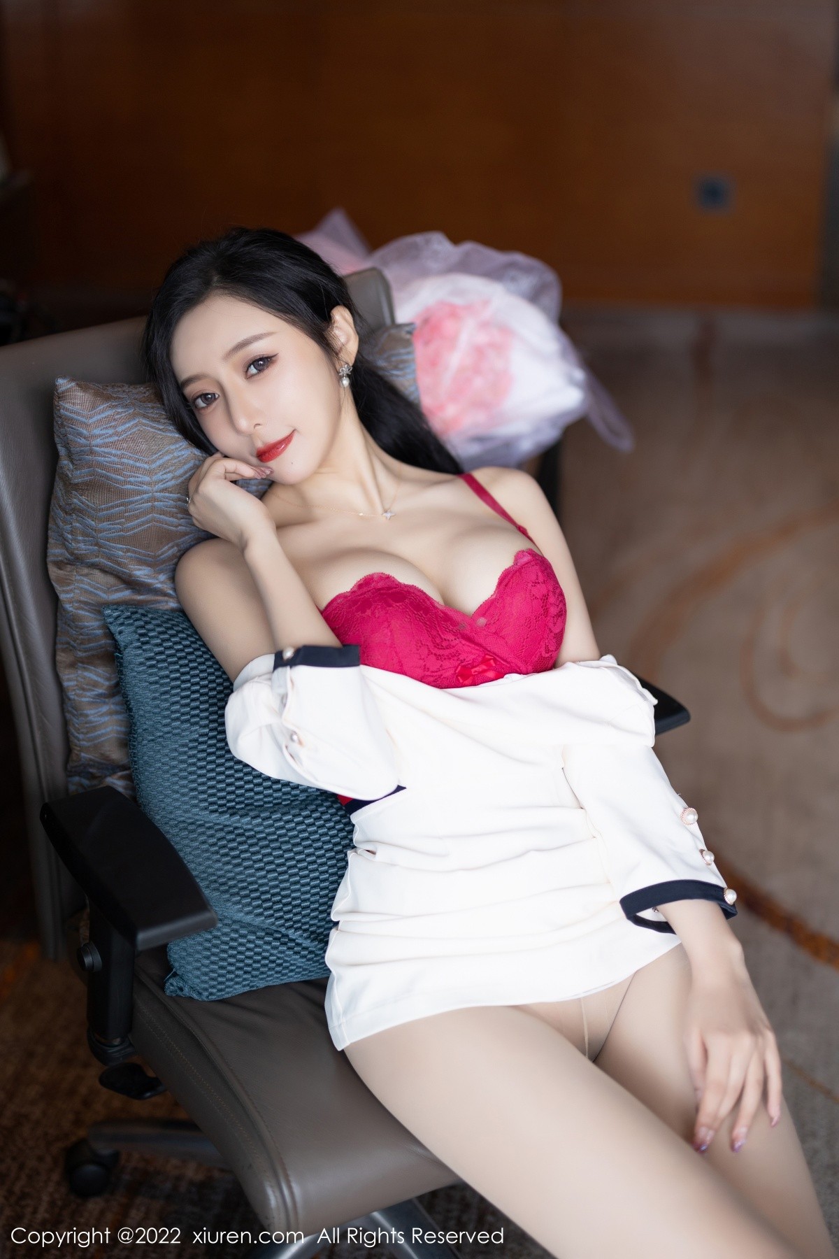 xgyw.top_XiuRen第4963期_女神王馨瑶yanni白色连衣短裙露红色内衣配原色丝袜诱惑写真71P