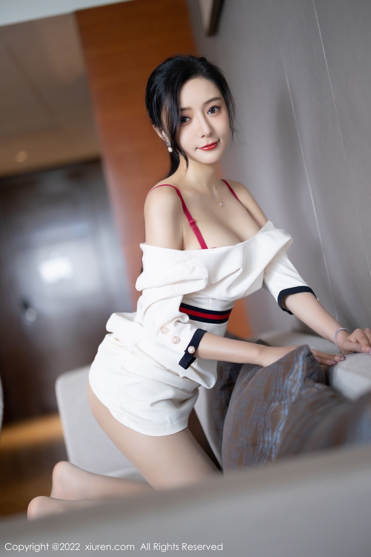 xgyw.top_XiuRen第4963期_女神王馨瑶yanni白色连衣短裙露红色内衣配原色丝袜诱惑写真71P
