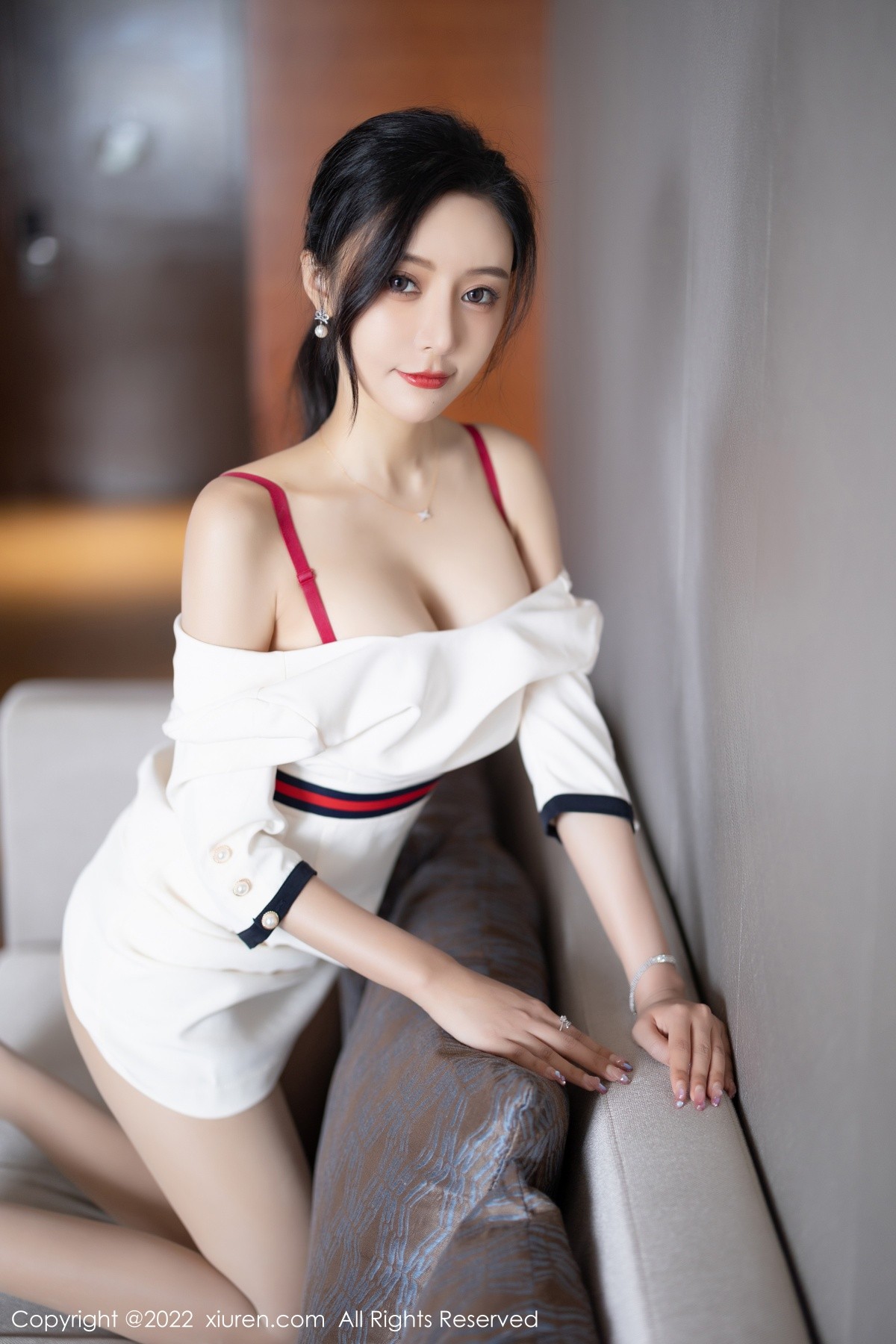 xgyw.top_XiuRen第4963期_女神王馨瑶yanni白色连衣短裙露红色内衣配原色丝袜诱惑写真71P