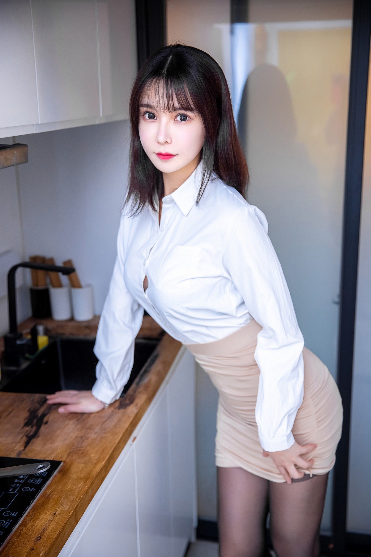 xgyw.top_动漫博主亚马逊鲶鱼下班后OL主题私房脱职场制服露性感内衣配超薄黑丝诱惑写真31P