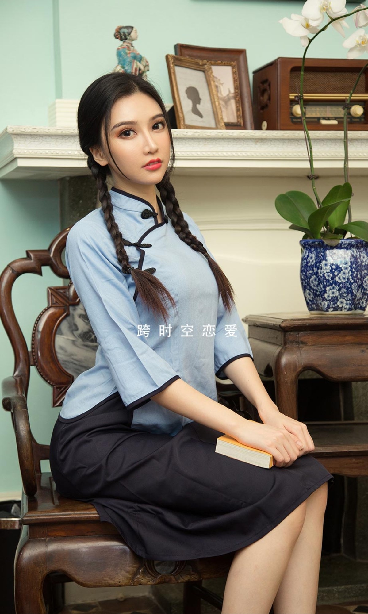 xgyw.top_[Ugirls爱尤物]No.2327_模特小北鼻私房民国风服饰 性感黑色吊裙秀完美身材诱惑写真35P