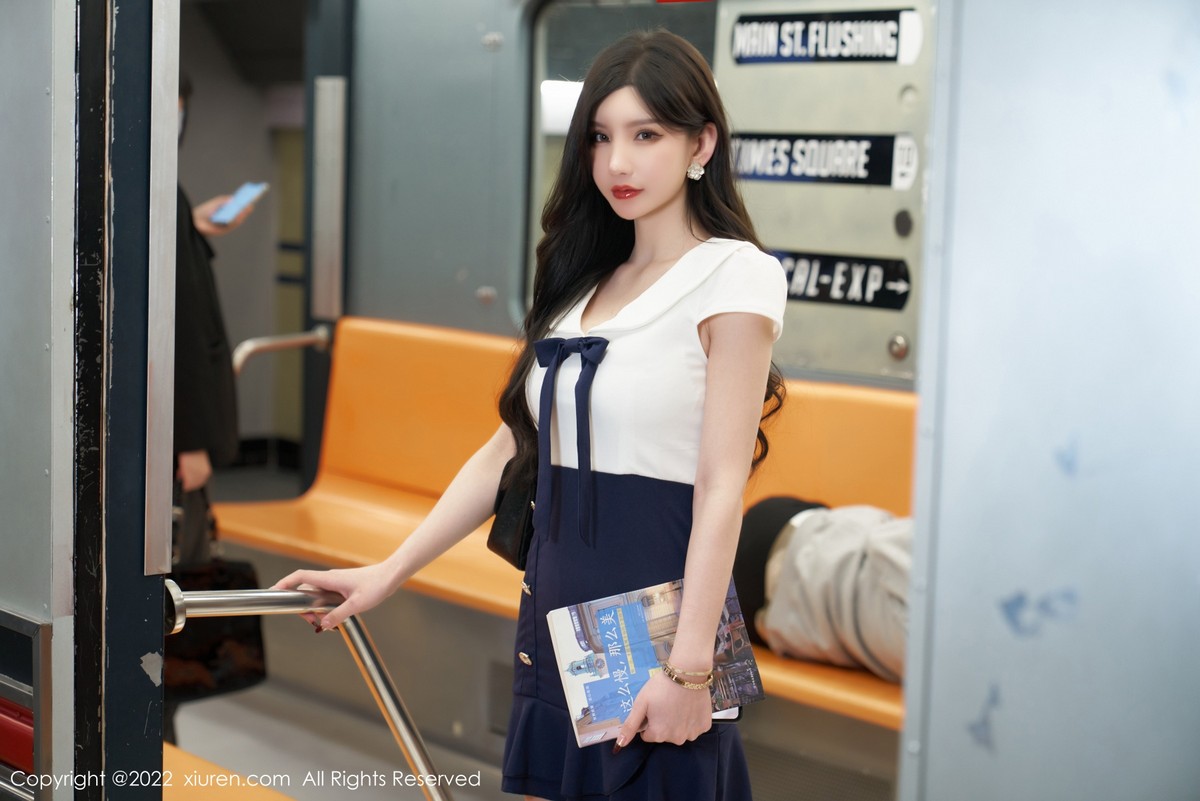 xgyw.top_XiuRen第4979期_女神周于希Sally地铁故事主题性感连衣短裙秀美腿迷人诱惑写真80P