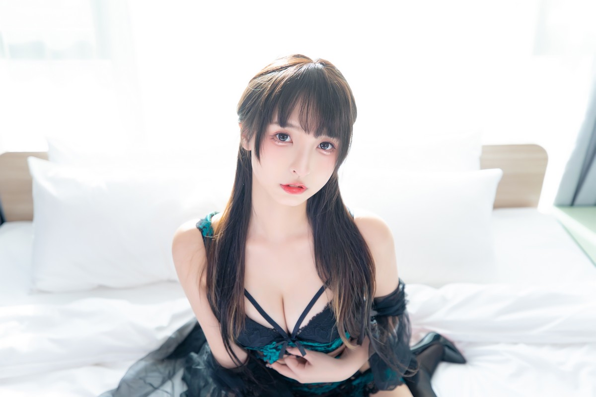 xgyw.top_萝莉美女神楽坂真冬绿野仙踪主题私房性感黑夹绿缕空服饰配蕾丝吊袜诱惑写真75P