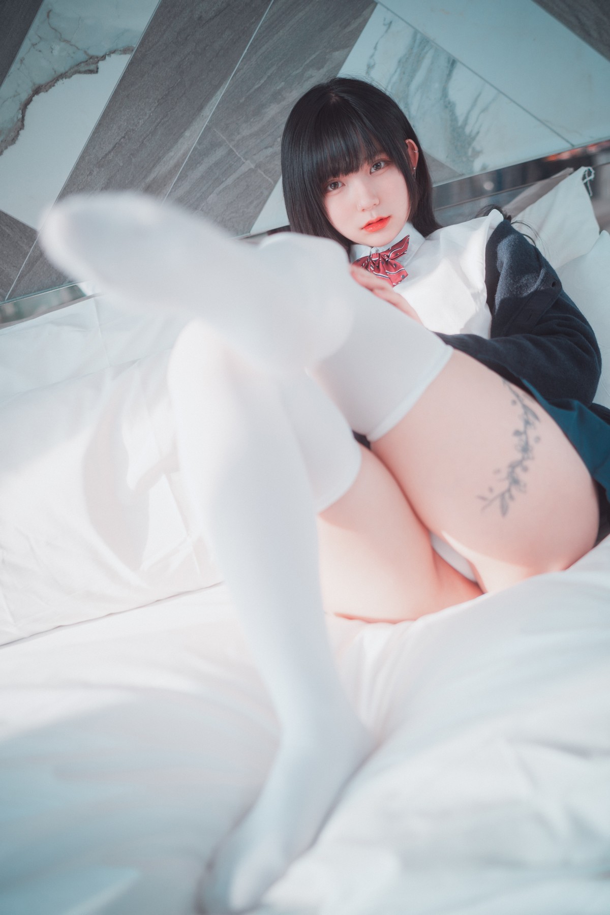 xgyw.top_[DJAWA]No.034_模特Hizzy_Self Satisfaction主题白色内裤配白丝袜秀翘臀诱惑写真88P