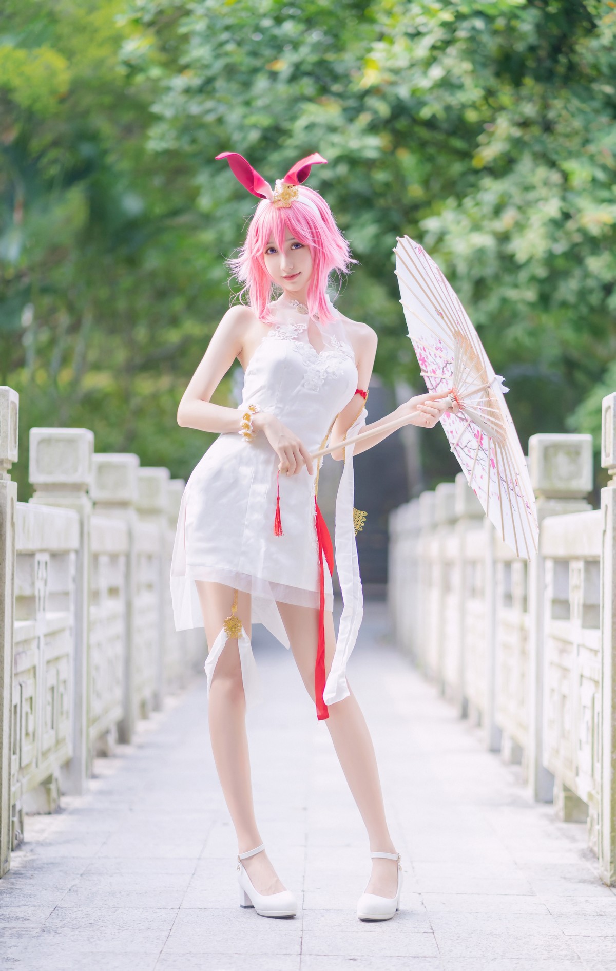 xgyw.top_萌系小姐姐木绵绵OwO八重樱Cos主题户外性感白色旗袍秀完美身材迷人诱惑写真31P