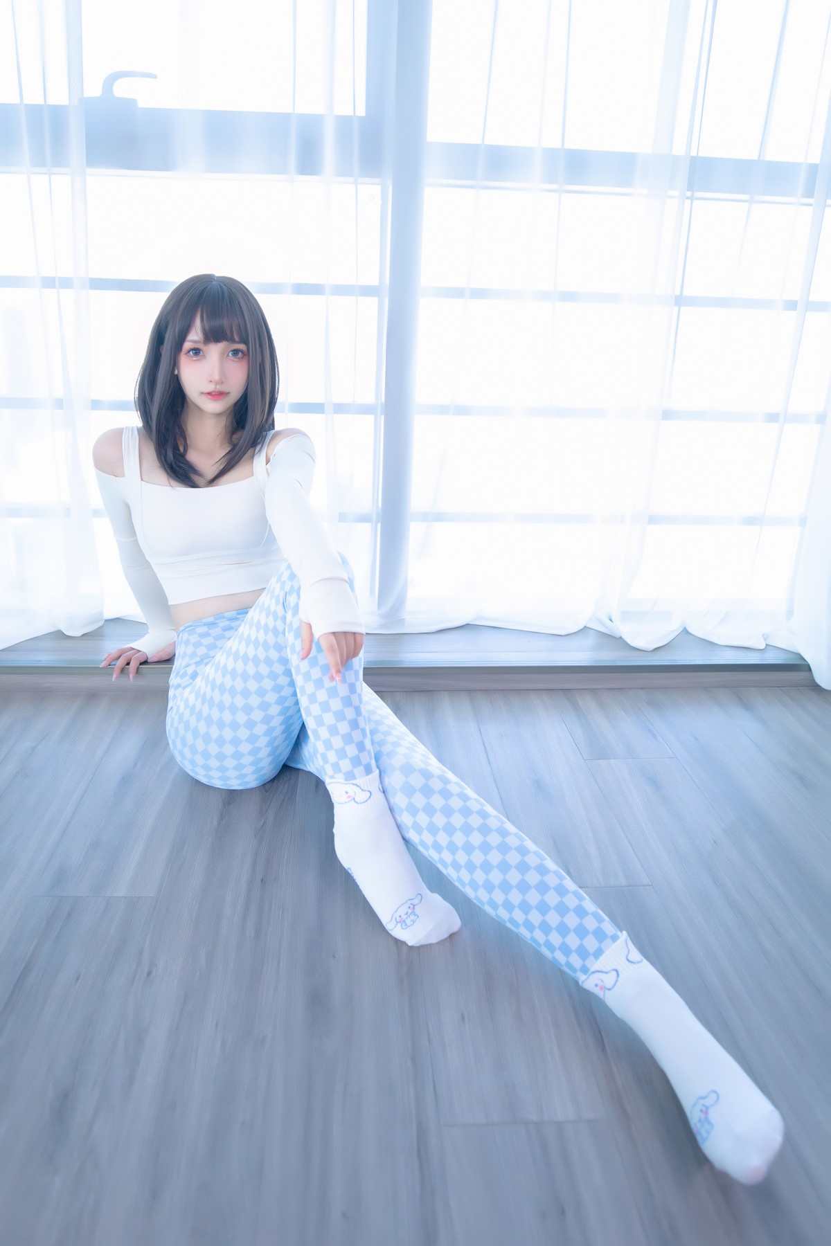 xgyw.top_萝莉美女神楽坂真冬蓝白格主题室内性感白色抹胸上衣配紧身运动裤撩人写真75P