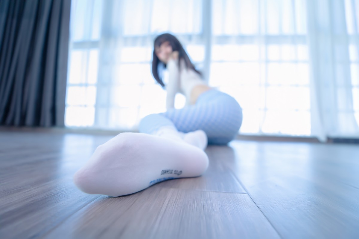 xgyw.top_萝莉美女神楽坂真冬蓝白格主题室内性感白色抹胸上衣配紧身运动裤撩人写真75P