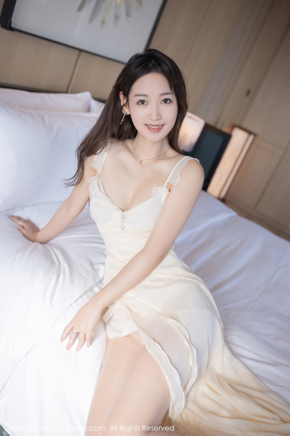 xgyw.top_XiuRen第4985期_模特唐安琪珠三角旅拍米黄色吊带长裙配无内灰丝惹火诱惑写真74P