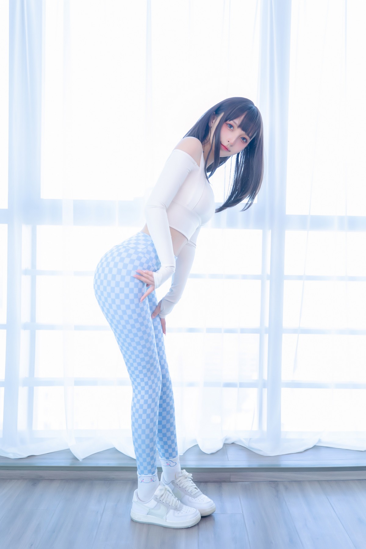 xgyw.top_萝莉美女神楽坂真冬蓝白格主题室内性感白色抹胸上衣配紧身运动裤撩人写真75P